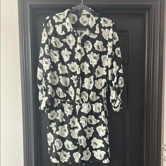 Ann Taylor shorts romper. Floral Black and cream - Picture 1 of 4